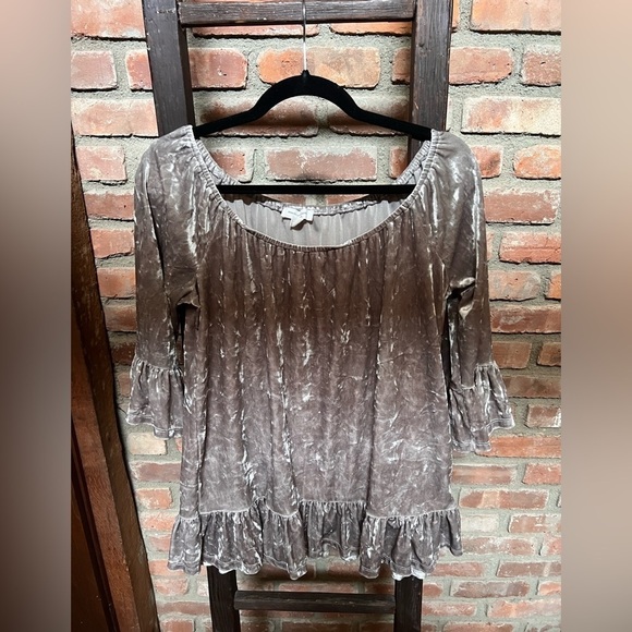 BLL crush velvet bell sleeve off shoulder ruffle hem top EUC medium - Picture 4 of 7